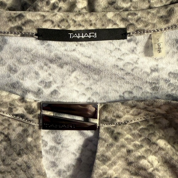 Tahari Womens Grey Snakeskin Print Keyhole Neck 3/4 Sleeve Blouse Top Small - Picture 4 of 8